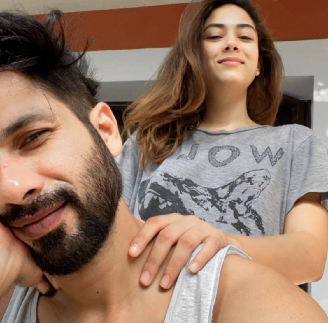 filmfare's tweet photo. She’s always got his back!

#ShahidKapoor shares a lovely picture with #MiraRajput. https://t.co/P06V5pEjlO