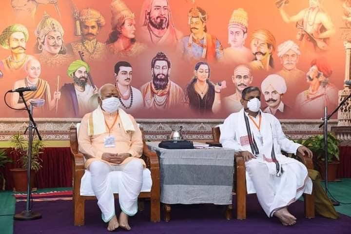 HarishD_BJP's tweet image. राष्ट्रीय स्वयंसेवक संघ के अखिल भारतीय कार्यकारी मंडल की बैठक का आज धारवाड़ (कर्नाटक) में पू. सरसंघचालक डॉ. मोहन भागवत जी और मा.सरकार्यवाह श्री दत्तात्रेय होसबाले जी ने भारत माता के चित्र पर पुष्पांजलि अर्पित कर उद्घाटन किया। बैठक में देशभर से लगभग 350 कार्यकर्ता भाग ले रहे हैं।