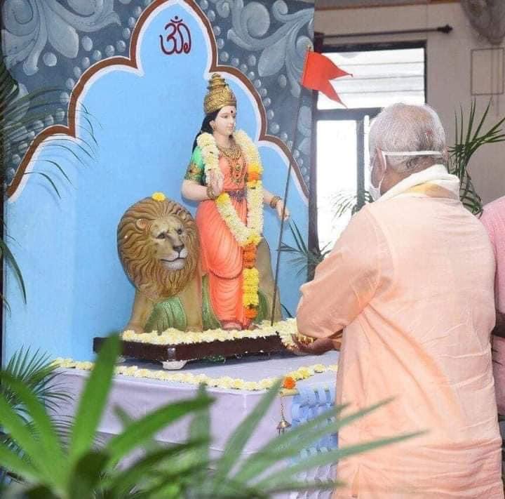 HarishD_BJP's tweet image. राष्ट्रीय स्वयंसेवक संघ के अखिल भारतीय कार्यकारी मंडल की बैठक का आज धारवाड़ (कर्नाटक) में पू. सरसंघचालक डॉ. मोहन भागवत जी और मा.सरकार्यवाह श्री दत्तात्रेय होसबाले जी ने भारत माता के चित्र पर पुष्पांजलि अर्पित कर उद्घाटन किया। बैठक में देशभर से लगभग 350 कार्यकर्ता भाग ले रहे हैं।