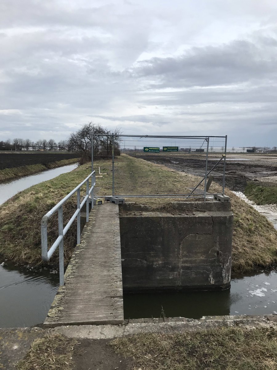 🚧Aanstaande maandag starten de werkzaamheden bij de Randweg en de Hoofdtocht. We richten daar gefaseerd de kruising met de spoordijk opnieuw in, zodat de tram daar in de toekomst kan rijden. We treffen verkeersmaatregelen. Mogelijke hinder + meer info: uithoornlijn.nl/nieuws/2021/we…