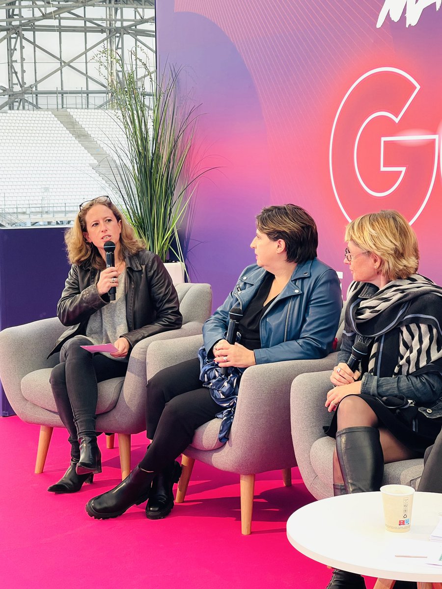 GoEntrepreneurs's tweet photo. S’entraider : la force du réseau, parler les unes des autres, se soutenir mutuellement #GoEntrepreneurs 
Le Live : https://t.co/2xqSfDoLid https://t.co/WXurJQXFn1