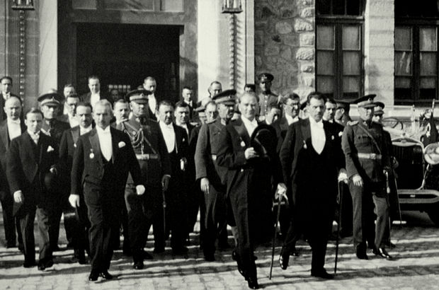 "Efendiler  Yarın Cumhuriyeti ilan edeceğiz." Mustafa Kemal Atatürk 
Cumhuriyetsiz bir toplum, yarınsız bir gündür. 
Şerefli bir yaşamın bedeli, her ne olursa olsun ödenmelidir. Tüm şehit ve gazilerimizi rahmetle anıyor, Cumhuriyet Bayramınızı yürekten kutluyorum