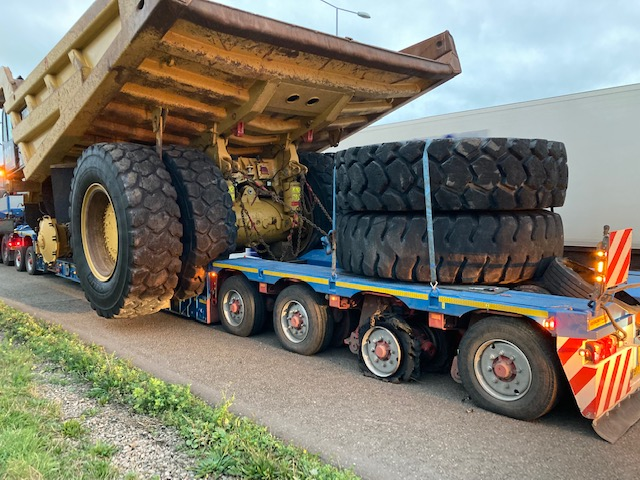 HighwaysWMIDS's tweet photo. *UPDATE* The recovery of the abnormal load vehicle #M5 southbound #J7 (#Worcester(S) #A44) to #J8 (#SouthWales #M50Link #SouthWest) is expected to take 90 minutes. Please consider alternative routes at this time. Thank you for your patience whilst we make the scene safe. https://t.co/ojtFeFtToh