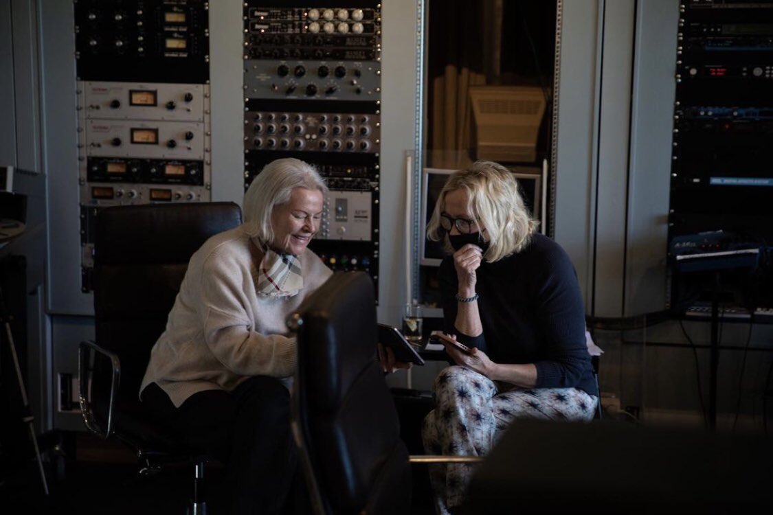 charlottebronn's tweet photo. โhehe thatโs cuteโ frida be showing agnetha the alleGAYtions they received during #askABBA https://t.co/IqnxDWeRfb