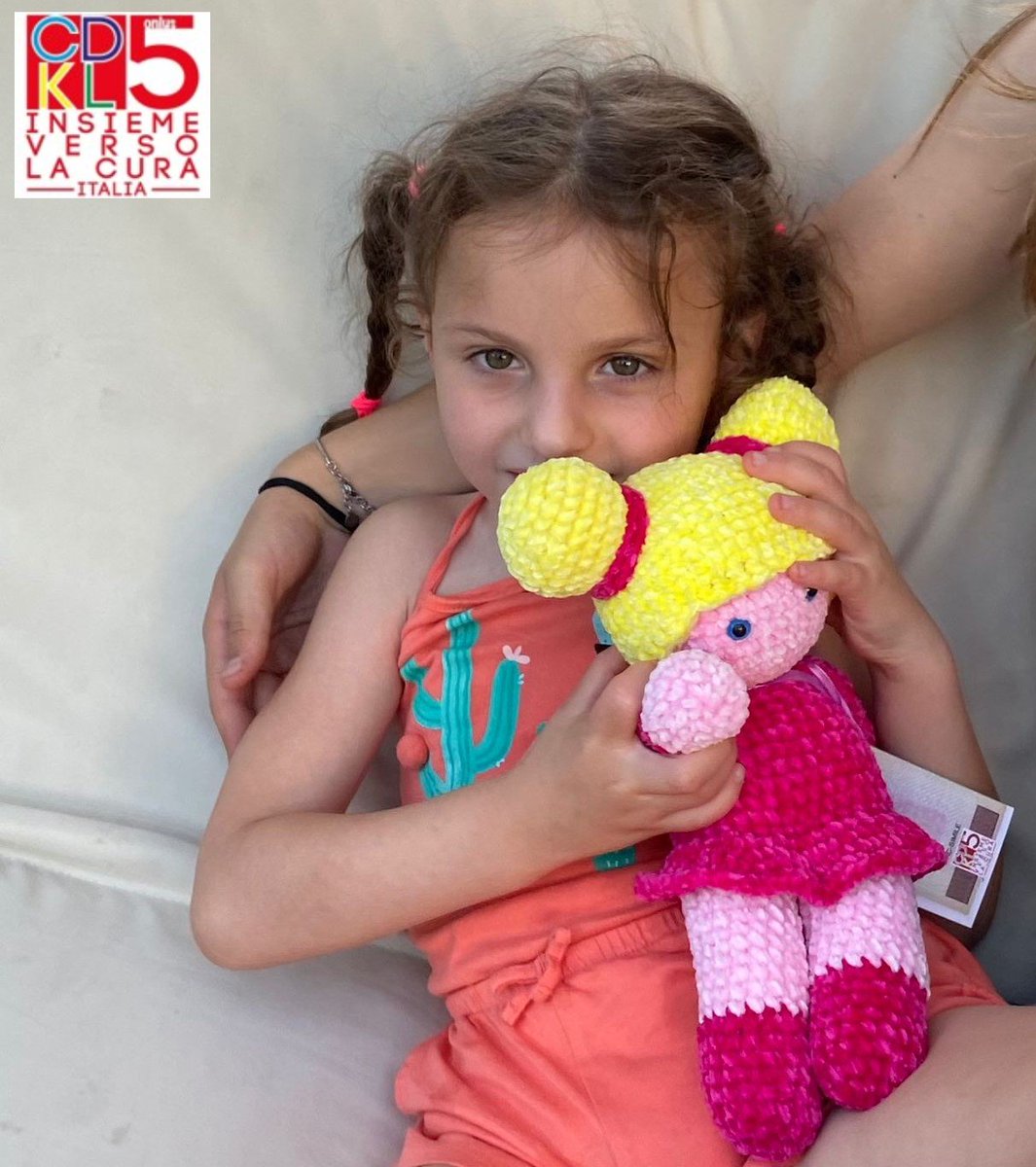 ITA_CDKL5_IVLC's tweet photo. Angelica e la sua Bambola Rara ci augurano una buona giornata!Adotta Rara&amp;Raro,  aiuta i nostri bimbi e contribuisci a rendere più breve il percorso verso la Cura. Scopri di più al link https://t.co/hUqAjO79cP 
Grazie!
#cdkl5insiemeversolacura #cdkl5 #RaroeRara https://t.co/kRezLtG0bw