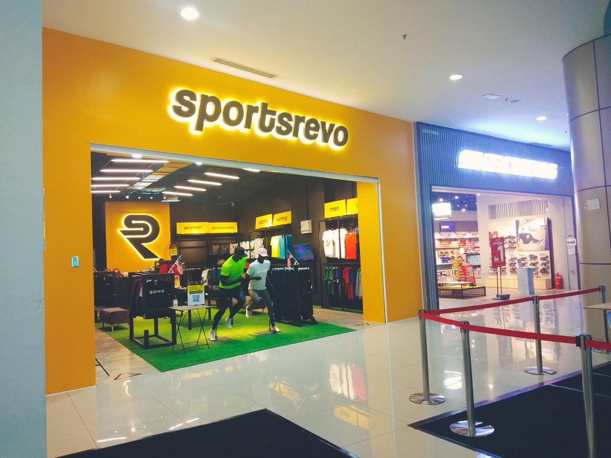Endi0211's tweet photo. Sportsrevo. BangiのeVo Mallで新しくできたスポーツウェア店舗。南の州のサッカーチームの元キャプテンが弟と組んで経営してます。All the best!
#sportsrevo #sportswear #evomall #bangi https://t.co/b9O91jRsY8