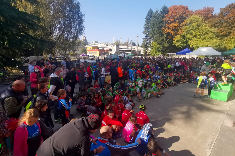 jugreengorla's tweet photo. Grande successo organizzativo per il "Trofeo Landoni Franco a.m.", riservato ai giovanissimi della #MTB, andato in scena sui prati dello spettacolare #BikePark di Gorla Minore (VA) https://t.co/WgA63zKvc2