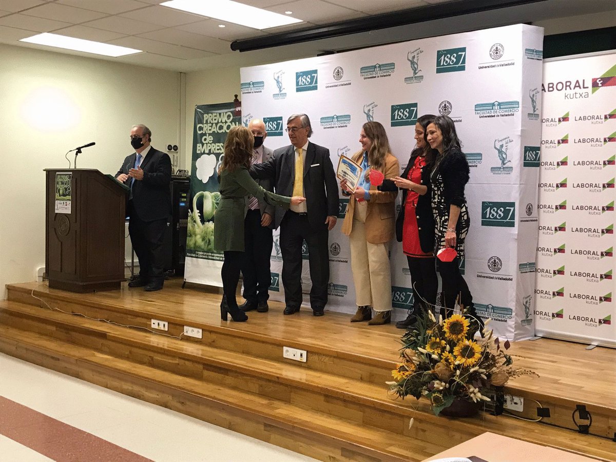 GlobalTimmis's tweet image. 🥇Hoy estamos de celebración!!! Ayer el equipo de #BosqueRojo ganó el primer premio del concurso de Creación de Empresa de Facultad @comercio_uva de la @universidaddeva 
Enhorabuena:  @IsabelMongeCN, Beatriz Gutiérrez Miranda y Carmen Montero Santos
#TIMMISPalencia @PalenciaAyto