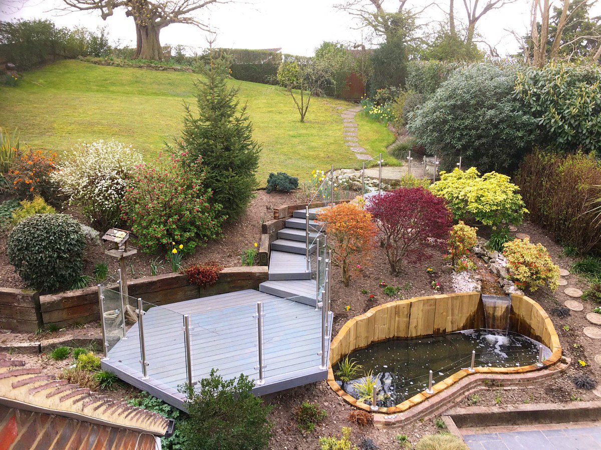 Semi framed modular system - can you see the tiny little bridge? This is why surveys are so crucial in getting the measurements exact. Installed by @balconyinstallations
🔹
To book your survey DM us or visit balconyinstallations.co.uk     
🔹
#balustrade #balcony #framelessglass