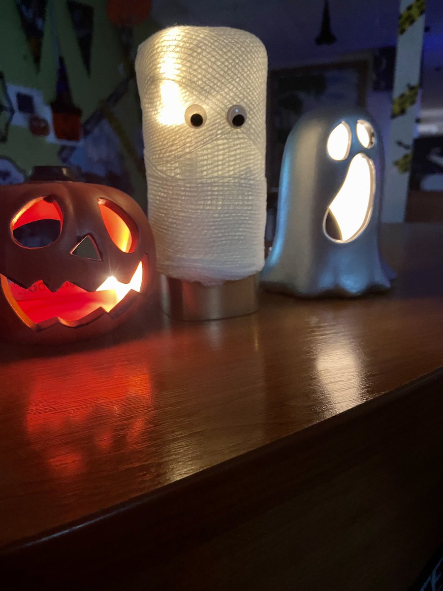 Lifting the spirits on paediatrics for Halloween 👻 PAU &amp; Ward 8  #icanthelpmyselfpaediatricnurse <a href="/LancsHospPaeds/">Paediatrics</a>