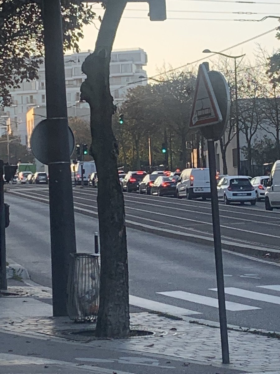 SpotHabib's tweet photo. 3jours d’embouteillages monstres à #porteItalie @mairiedu13. 

Problème➡️🚦qui restent 15s vert 

Cause ➡️ Les barrieres des travaux 🚧 du @T3a_RATP qui déclenchent en permanence le signal arrivée du TRAM et le passage des feux au rouge 🔴

Quelqu’un peut intervenir ? @Paris https://t.co/17r6bkX83y