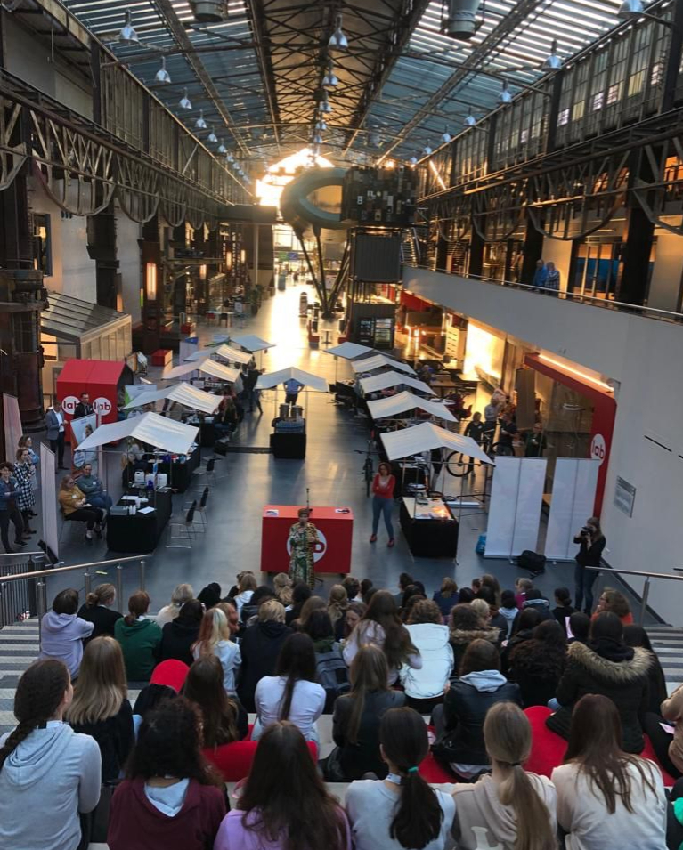 Vandaag houden we Girlsday! Ruim 70 meiden van het CT Stork College maken kennis met techniek. Meer weten? 👉 rocvantwente.nl/voor-scholiere… #zodoetzijdat #ditismbo #meidenintechniek #girlsday