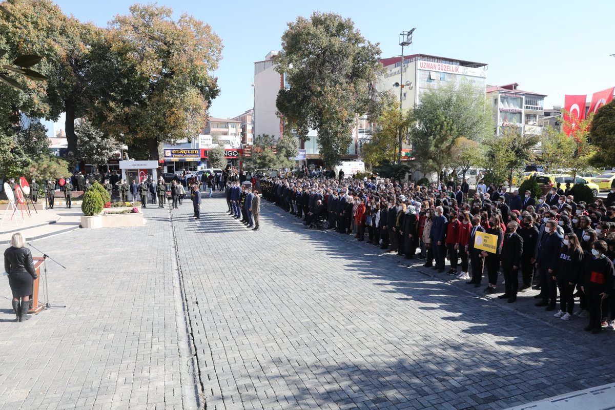 Türkiye Cumhuriyeti'nin kuruluşunun 98. yıl dönümü kutlamaları kapsamında Vali H. Engin Sarıibrahim, Atatürk Anıtı'na çelenk sundu.

Çelenk sunma törenine Vali H. Engin Sarıibrahim'in yanısıra, il protokolü, STK temsilcileri ve vatandaşlar katıldı.

#29EkimCumhuriyetBayramı 🇹🇷
