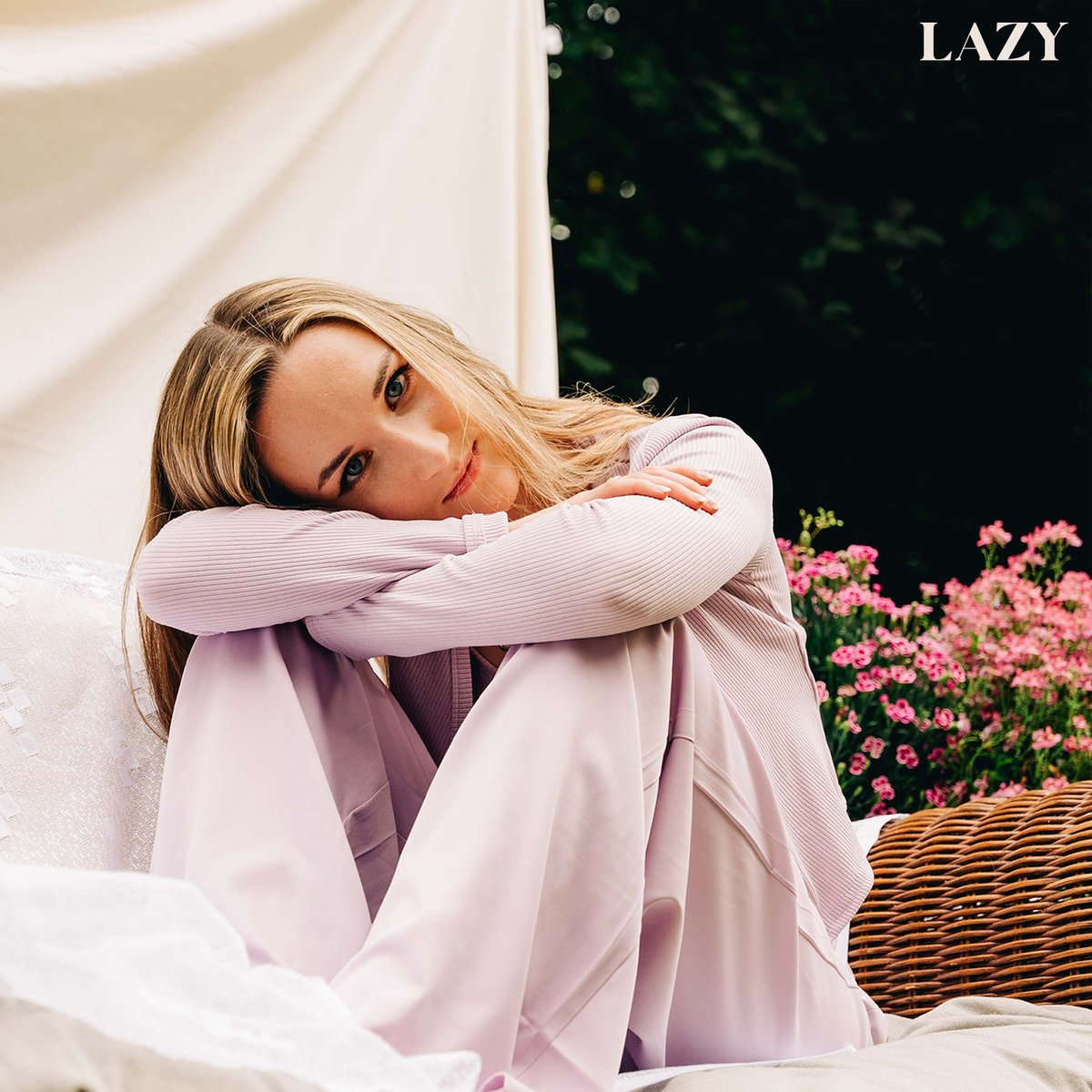 Lazy is out now 🎊 I hope you enjoy listening to it as much as I enjoyed writing it 💜💜 Big thank you to @AOKguitar for the production on this song! Click here to listen: spoti.fi/3nFplAl