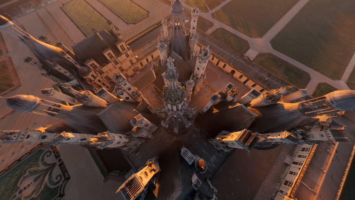 #jeudiphoto Nouveauté pour les vacances de la #Toussaint ! Nous vous proposons un fabuleux voyage dans le ciel qui vous présentera Chambord sous un angle jusqu’alors inaccessible à l’œil humain.

➡️ chambord.org/fr/chambord-36…