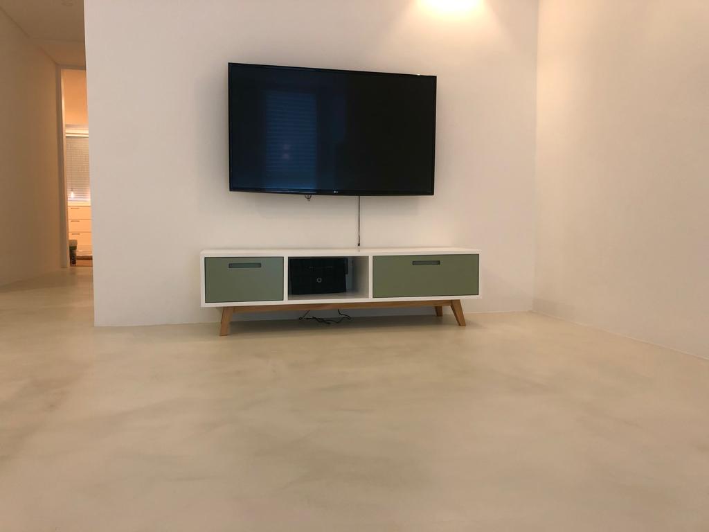 Microcimento's tweet photo. Pavimento de sala de estar com aplicação de @Microcimento. Um efeito continuo e marmoreado para renovar a sua habitação.
#4udecor #microcimento #revestimento #acabamento #materiaisdeconstrucao #designdeinteriores #arquiteturadeinteriores #obras #arquitetura https://t.co/vKkmYf6yZk