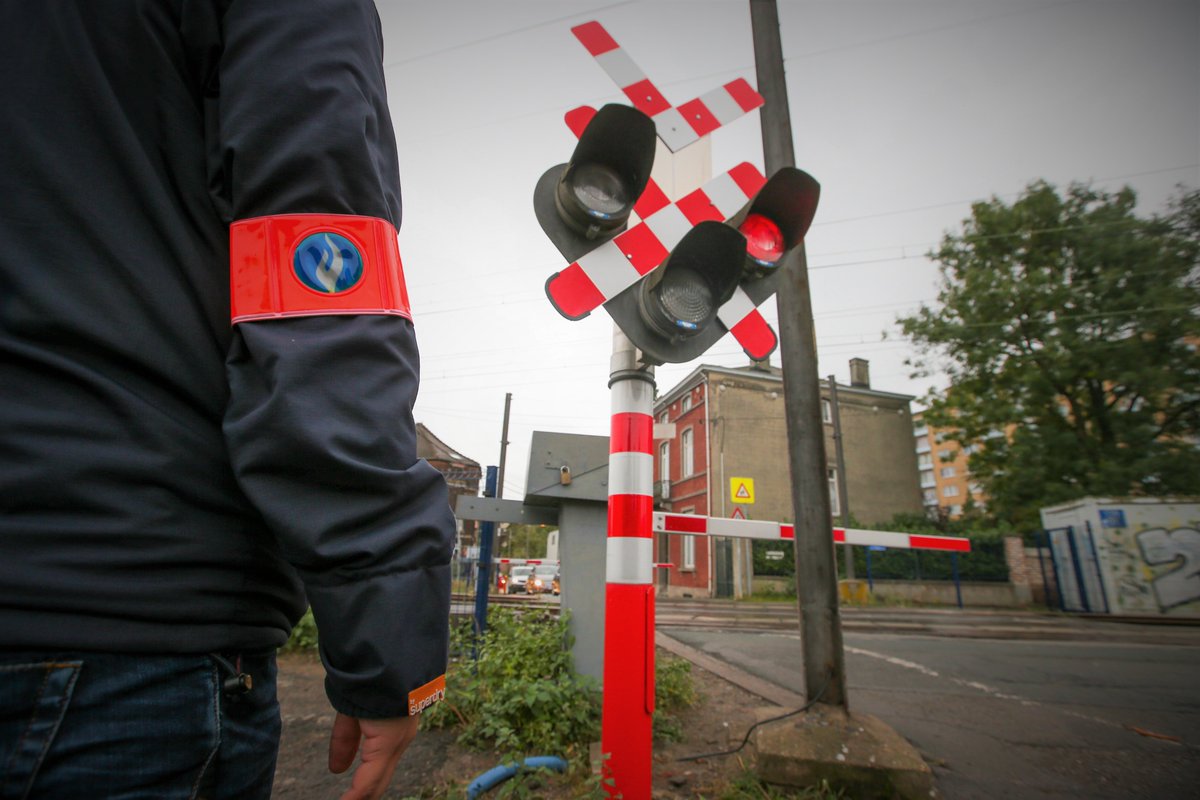 La <a href="/policefederale/">Police Fédérale</a>, la police locale et <a href="/Infrabel_FR/">Infrabel_FR</a>  organisent une journée d'action nationale 🇧🇪 contre les intrusions dans les voies ce vendredi 29/10. Une série de contrôles auront lieux aux abords du chemin de fer. En 2020, les imprudences ont fait 14 morts... #SafetyFirst