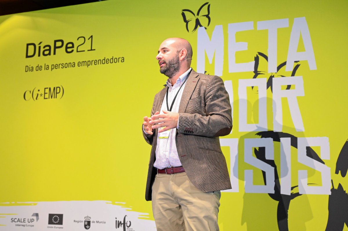 infoRMurcia's tweet photo. Ayer fue un día especial, y es que pudimos celebrar presencialmente el Día del Emprendedor. 🚀
Han sido dos días de mucho aprendizaje, ¡tanto para vosotros como para nosotros! ¡Gracias a todos por la compañía! 😉
📸 Os dejamos con alguna foto de ayer.
#DIAPE21 https://t.co/68nuXvlWco