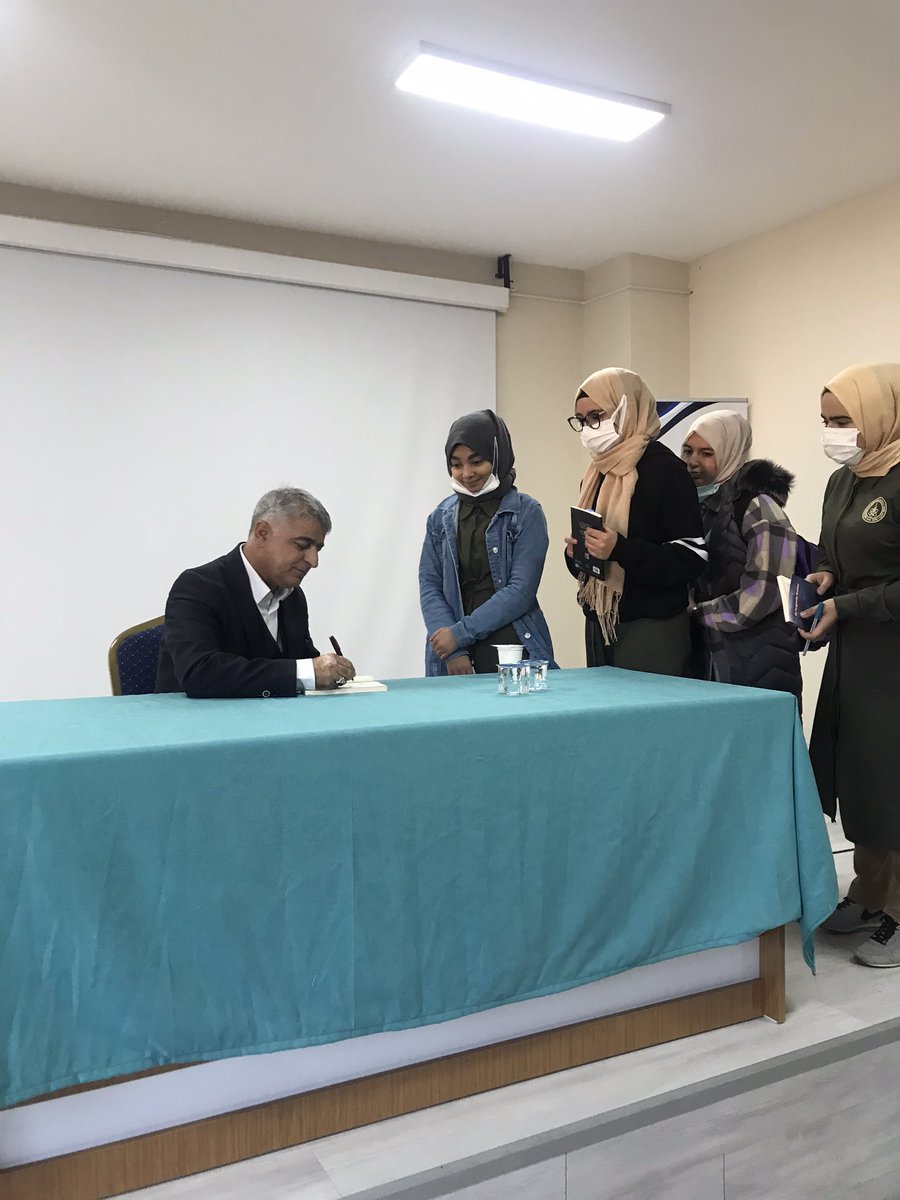 “Ay Işığında Notlar” kitabı sevgili gençler için imzaladım.