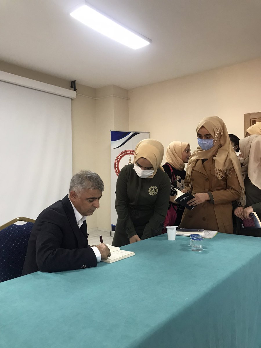 bulut_e's tweet photo. “Ay Işığında Notlar” kitabı sevgili gençler için imzaladım. https://t.co/Hr6rVIPNi6