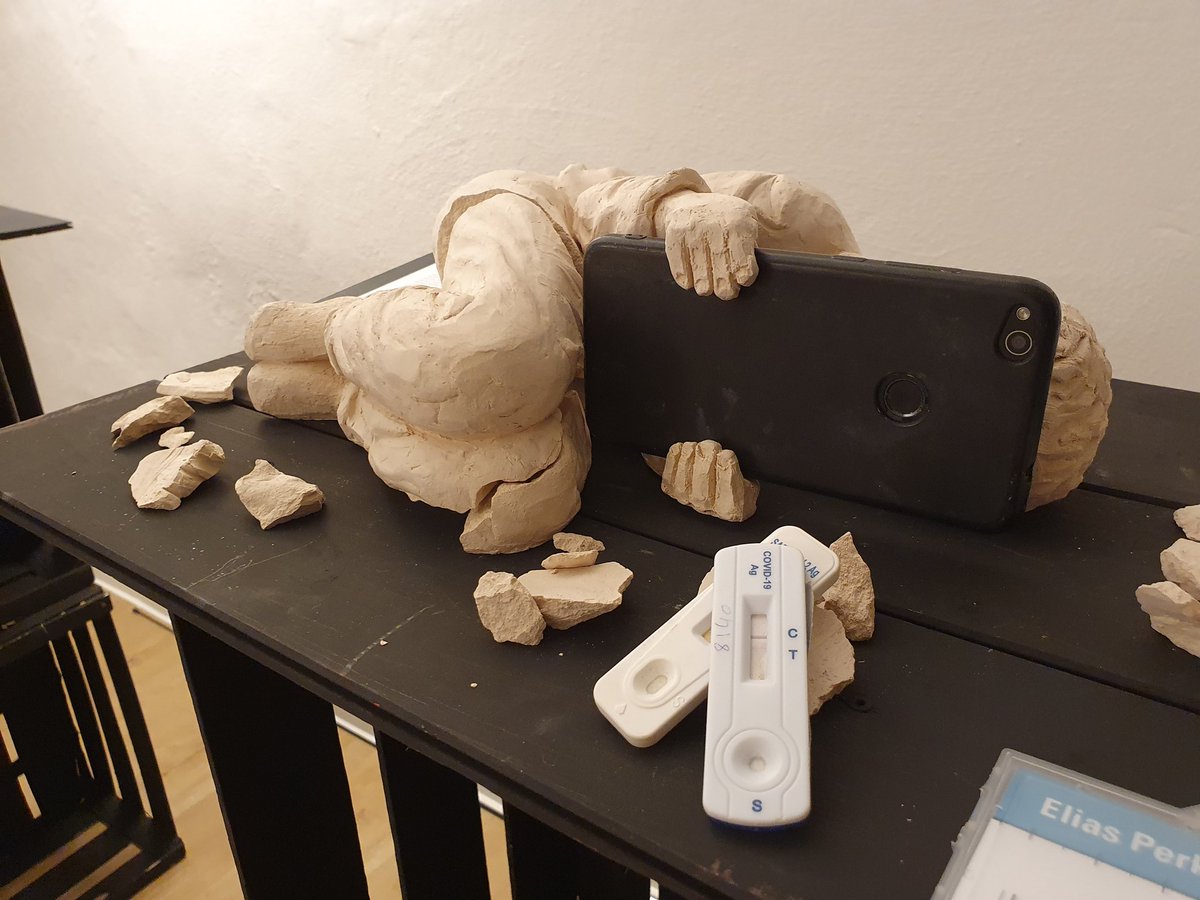 brigittefoppa's tweet photo. "Wo ist mein Lächeln? Hab ich mein Lächeln aufgebraucht?"
Die Frage einer jungen Frau in der #exhibition #GenerationC19, in der Jugendliche den #lockdown künstlerisch bearbeiten. Sehr sehenswert! https://t.co/ZKzlgmZpcz