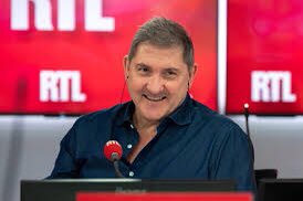 MedialabKBS's tweet image. Dans la matinale de @RTL avec Yves Calvi, on retrouve demain matin notre professeure @VirginieMartin_  qui parle de son livre sur les séries et de leur influence sociale et politique.
#media #entertainment @KedgeBS @humensciences @orecasens