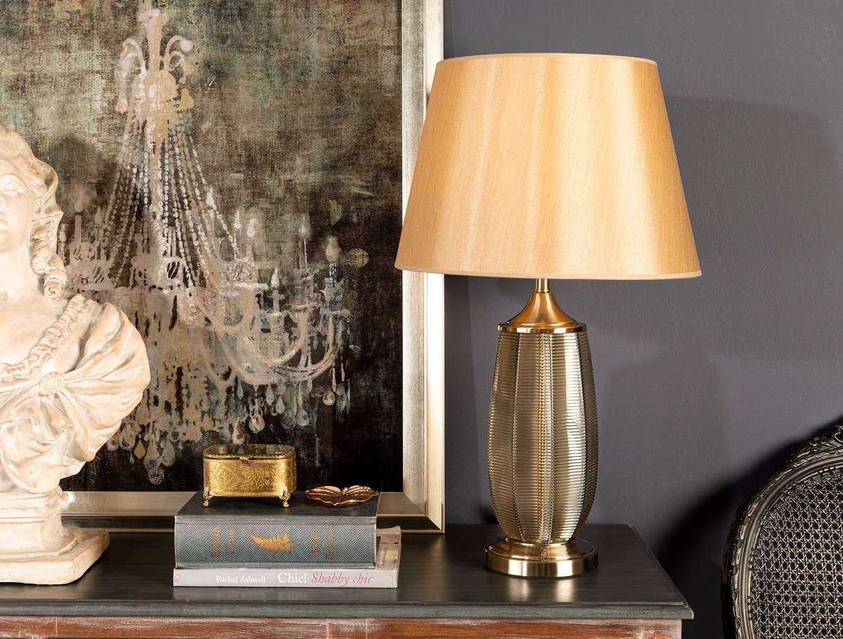 Andrette Gümüş Abajur ile yaşam alanınızda daha dingin ve yaşayan köşeler yaratın. Bütünsel bir uyum sağlayan cam gövde ve kumaş şapkadan oluşan bu şık abajur, zamanı yavaşlatıp keyfine varacağınız anlar sunuyor.