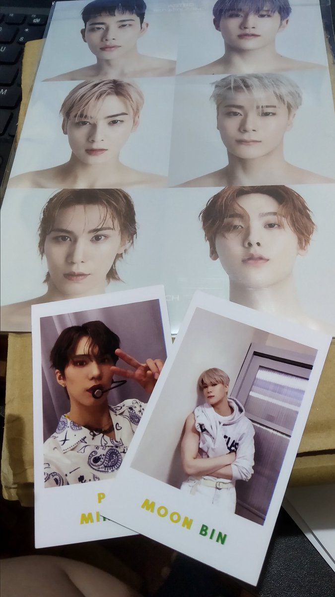 Mjs_LilNNA's tweet photo. Ot6 lyric book is finally home. Thanks @sunnyyy_sells Item is well packaged, and with nice freebies too! #SUNNY_Feedbacks https://t.co/tKFeHpTmA3