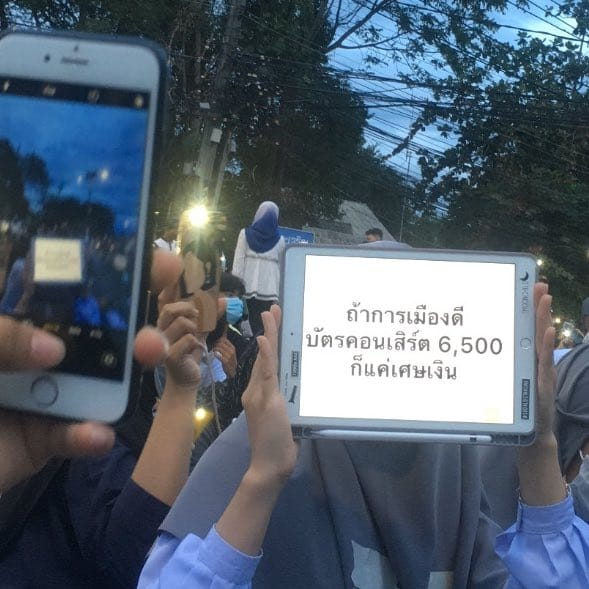 oragamiki's tweet photo. ไม่เกินจริง แล้วออนนี่จะออกมาช่วยได้ยังอะ #ม็อบ28ตุลา64 https://t.co/sG4s60DJjh