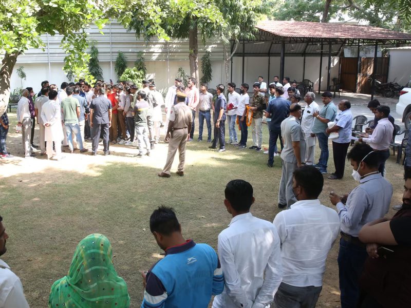 आज आवास पर कार्यकर्ताओं एवं प्रदेशवासियों से मुलाकात की।