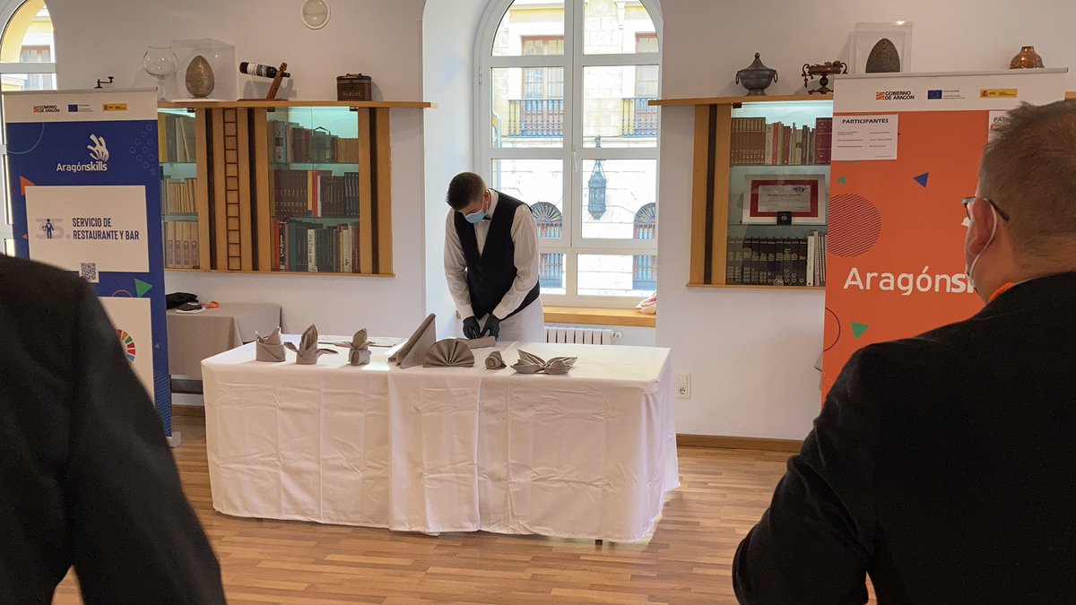 fp_aragon's tweet photo. Último día de competiciones de los #AragonSkills2021en Teruel. En la @escueladehoste1 ha comenzado la competición de Servicio de restaurante y bar con una prueba de doblado artístico. Tres competidores de @escuelahostele1 @IESMiralbueno y @escueladehoste1 aspiran al🥇 https://t.co/I6DMabjsHS