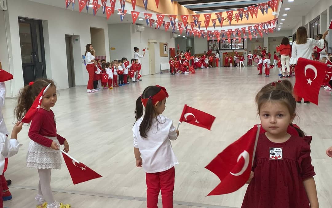 Ata'm Kreşlerimizde eğitim gören miniklerimiz 🇹🇷🇹🇷 #29EkimCumhuriyetBayramı'nı coşkuyla kutladılar. 

Bizler de coşkularına ortak olarak bu güzel kareleri sizlerle paylaşalım istedik 🤗🥰

🎉 Yaşasın CUMHURİYET 🇹🇷🇹🇷
