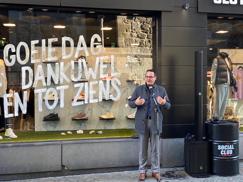 "Tijdens de coronacrisis is pas echt duidelijk geworden hoe belangrijk onze lokale handelaars zijn. Veel consumenten hebbben toen de reflex gehad om bewust lokaal te gaan kopen, ook online. Die goede gewoonte moeten we nu handhaven." <a href="/DannyVanAssche/">Danny Van Assche</a> <a href="/UNIZOvzw/">UNIZO</a> <a href="/stadAalst/">Stad Aalst</a>