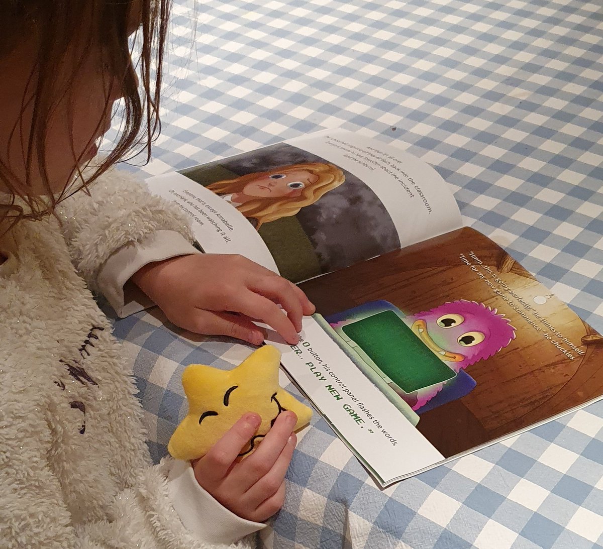 The story behind this photo is that Hank The Hungry Monster creator <a href="/JulieDerrick17/">Julie Derrick</a> 
themindmonsters.co.uk/about-me
and yours truly My Mood Stars creator, (huge fans of each other) are meeting up in London tomorrow when I drop off sets of Mood Stars to <a href="/GOSHCharity/">Great Ormond Street Hospital Charity</a> 
#mentalhealth