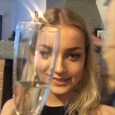 Covid átti ekki séns í Bellu, nú bara vona að ég klári öll skólaverkefnin mín á 2 dögum og svo tekur kóngsins köben vel á móti mér #NewProfilePic