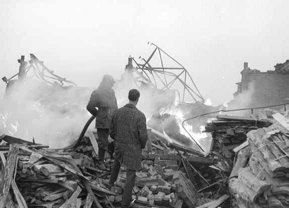 TERUGBLIK | 1964 
In 1960 opent Piet Berkvens de nieuwe spaanplatenfabriek, maar in 1964 brandt de fabriek af. Daarmee komt er een eind aan de spaanplatenproductie bij Berkvens in Someren. 
Meer hierover vind je op onze website: hubs.ly/H0X_5d30
#terugblik #brand #berkvens