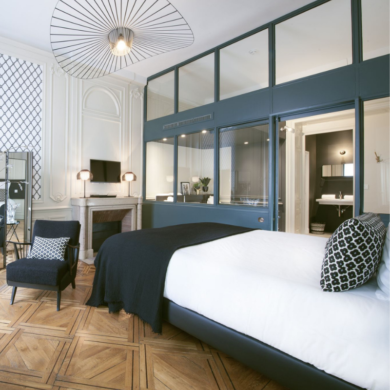 mihotelfrance's tweet photo. -Vertigo-
Ressourcez-vous dans cette Suite magistrale avec vue sur la charmante place #Gailleton et les berges du #Rhône pour un #séjour ou -nouveauté- une réunion #business...
https://t.co/RsTF9uelec
#Hotel #Lyon #HotelParticulier #Suite #Luxe #OnlyLyon https://t.co/w34lcaxUsU