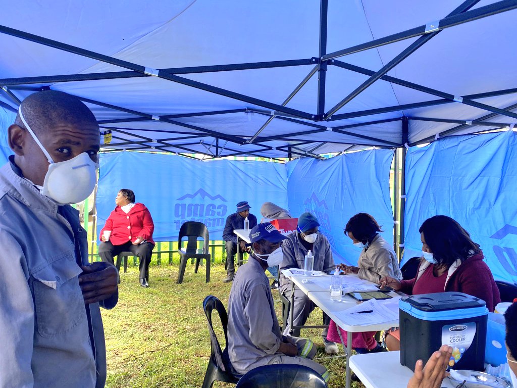 GautengHealth's tweet photo. This morning our mobile vaccination team together with @GPDRT_ are at the @bp_SouthAfrica petrol station in Bapsfontein, @City_Ekurhuleni. You can get your vaccine jab and #RequestASlotGP to renew your drivers licence #VaccinesSavesLives #GrowingGautengTogether https://t.co/aKE41kzYgH