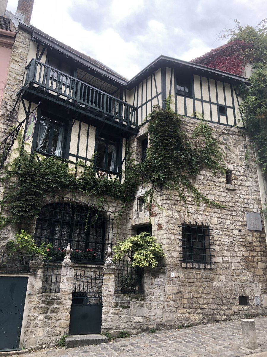 The ‘historian’s house’, Montmartre, Paris. Once home to Henri Lachouque (1883-1971), a biographer of Napoleon. The French Imperial Eagle can be seen adorning the front of the house. #twitterstorians #history #france