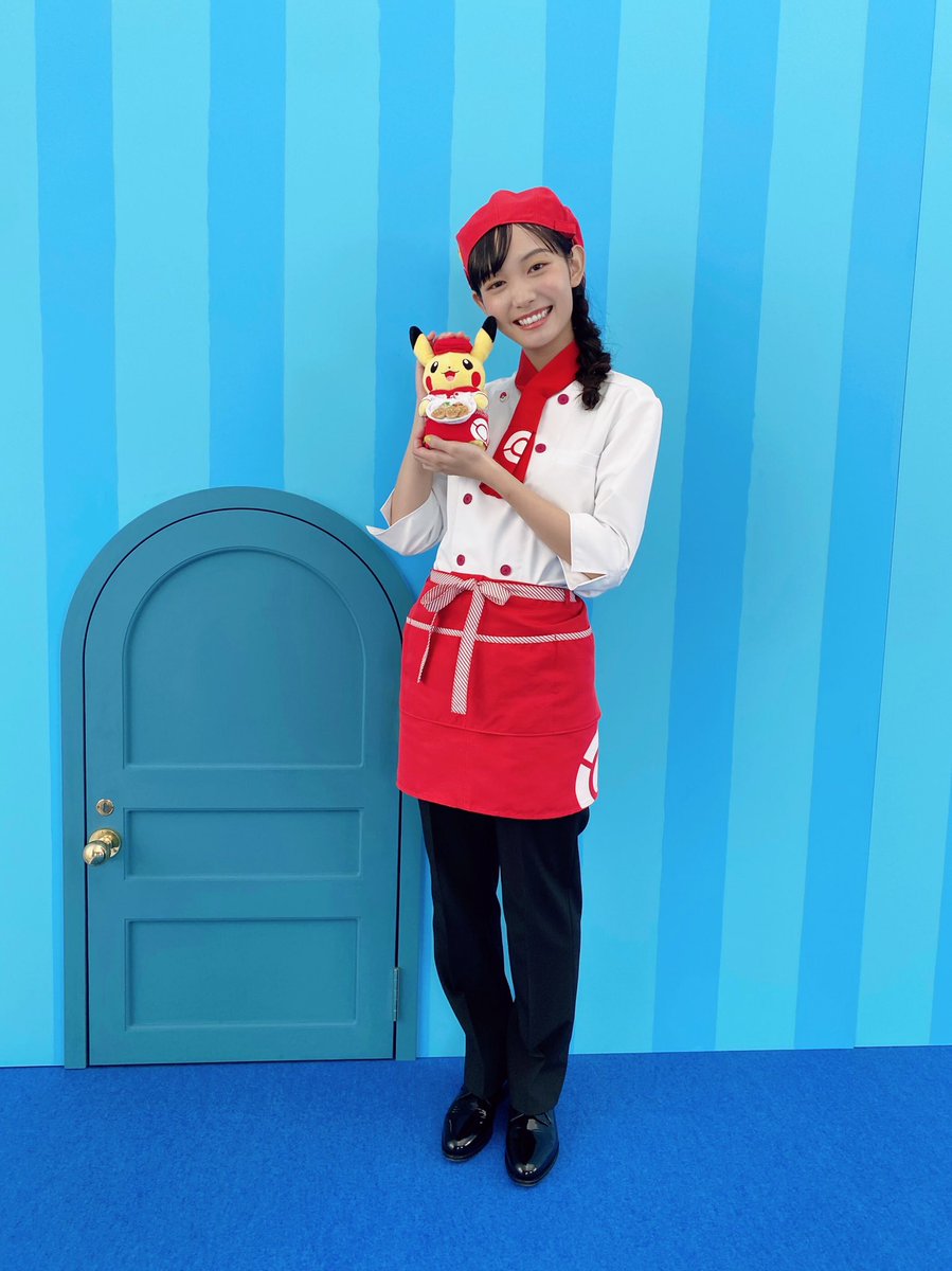 yukimi_mito's tweet photo. #ポケまぜ のCM撮影の日のオフショットです📸

お揃いのカフェ制服を着たピカチュウをプレゼントしていただきました！かわいい〜❤︎

皆さん #ポケまぜ プレイしていただけましたか？

@pokemaze_JP #ポケモン https://t.co/WJrf2TOGc1