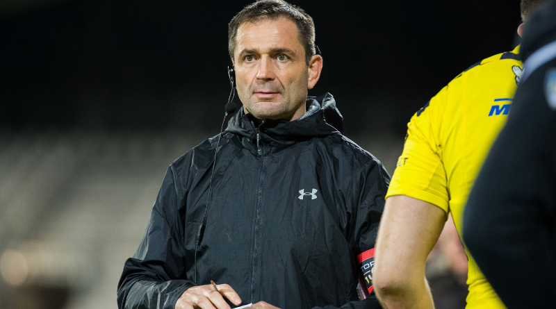 Franck Azema va s’engager avec Toulon pour remplacer Patrice Collazo, le club officialisera l’accord cet après midi.
Champion de France avec Clermont en 2017 il était consultant sur <a href="/canalplus/">CANAL+</a> depuis le début de la saison.