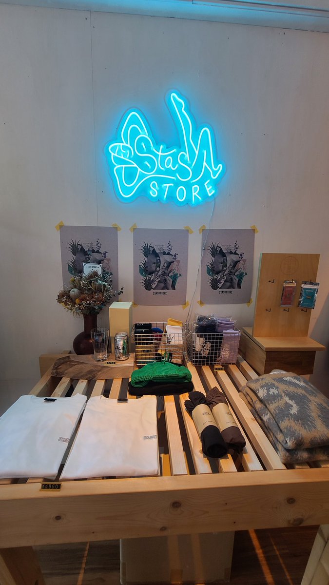 DJCLINEthaKYUKI's tweet photo. 北谷 STASH STOREさんに beat album -TIME-再納品しました！
オリジナルのシャツやジャケットはいつもカッコよくて最高！　お酒も飲める！笑  県外発送も対応可能です🛫
アルバム宜しくお願いします！
#STASHSTORE #beatmaker
#DJCLINE #djclinecmbeat
#maschine #abletonlive #SP404SX https://t.co/3kAR0vLf0p