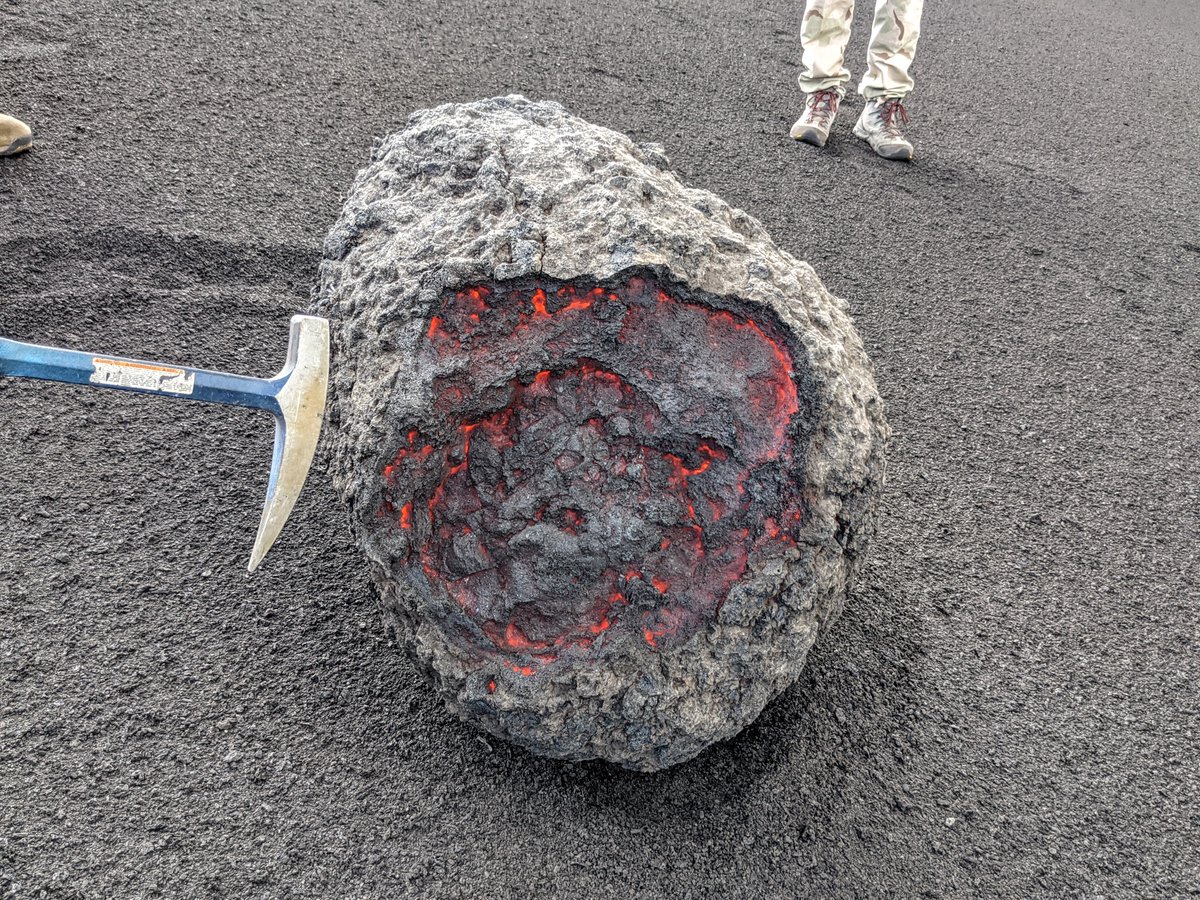 My colleagues are on #LaPalmaVolcano right now. Check out these red-hot lava bombs they found! 🌋🔥

#CumbreVieja 📷: <a href="/harrigeiger/">Harri Geiger</a>
