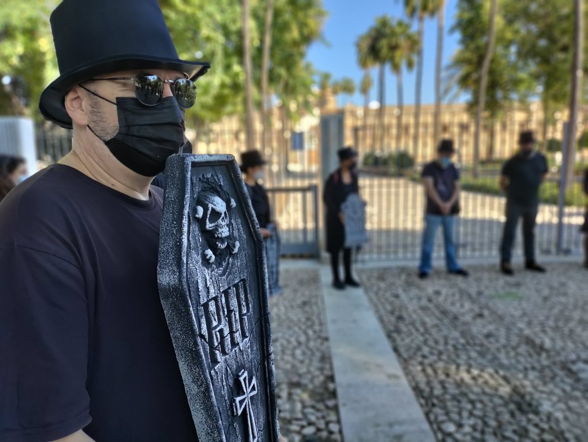 Entierro de la #cooperaciónandaluza a las puertas del Parlamento para protestar por los recortes a la financiación de políticas públicas a la Ayuda Oficial al Desarrollo #AOD 
#DebateAND21