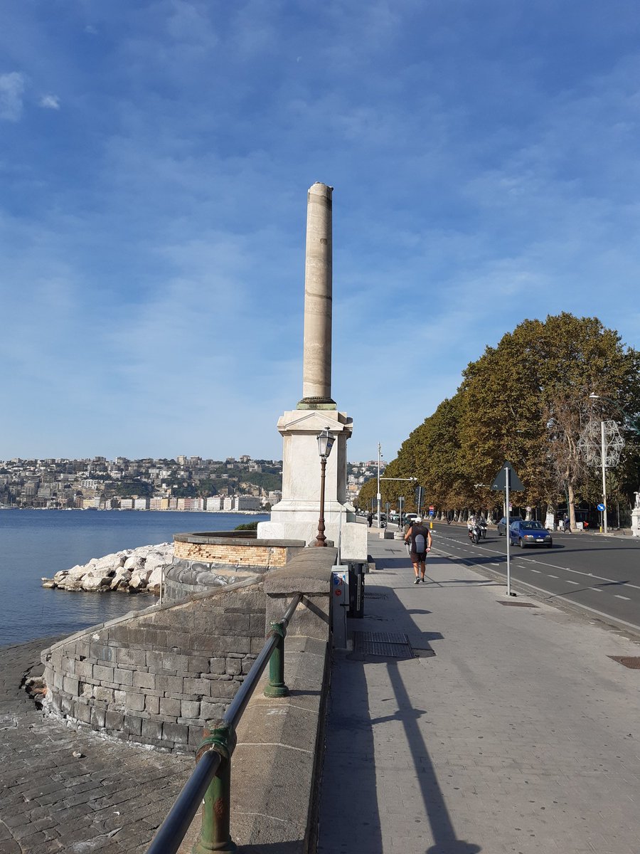 La colonna spezzata è un monumento dedicato ai caduti in mare situato sul lungomare di #Napoli
Una manovra maldestra durante l'installazione portò alla sua rottura, facendo esclamare ad un operaio: mannaggia 'a culonn!
Da lì nacque la tipica espressione partenopea.
💙🌋