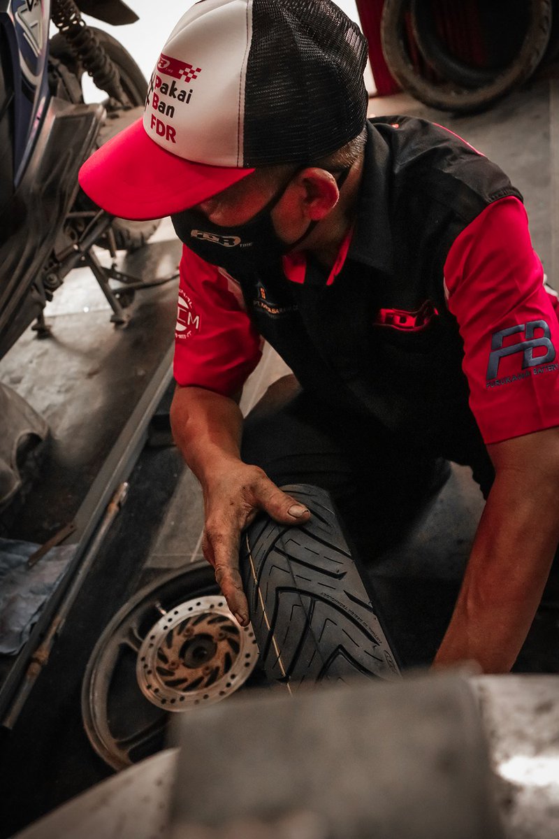 Lagi sering turun hujan nih, pastikan kembangan ban motor kamu masih belum aus.
Selain bisa bikin motor sobat terlihat keren, kembangan ban penting untuk pembuangan air saat lewati jalan basah.
Ayo.. cek ban motor kamu, kalau sudah aus alias sudah gundul buruan ganti #PakaiBanFDR