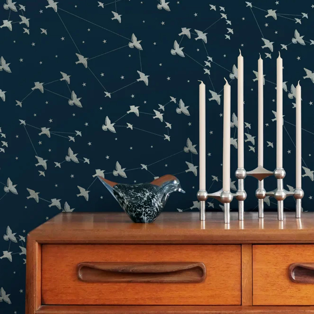 WallpaperPlace's tweet photo. Star-ling #wallpaper from @minimoderns in midnight &amp; silver is a murmuration of #starlings swooping among star #constellations, picked out in silver on a midnight sky. Shop the collection online: https://t.co/mHC1mDoyoB.

#designerwallpaper #interiordesign #decor #style https://t.co/Pu4rgjiT89