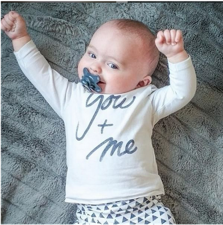 la_petits's tweet photo. Vous en rêviez (peut-être) (sûrement) (oui oui), nous l'avons fait ! Et oui, nous avons rendu la tétine tendance, on peut désormais l'accorder aux vêtements et faire claquer le style dès le plus jeune âge ! #style #mode #classe 
https://t.co/c5wn8OaxiB https://t.co/6JsiaECgaJ