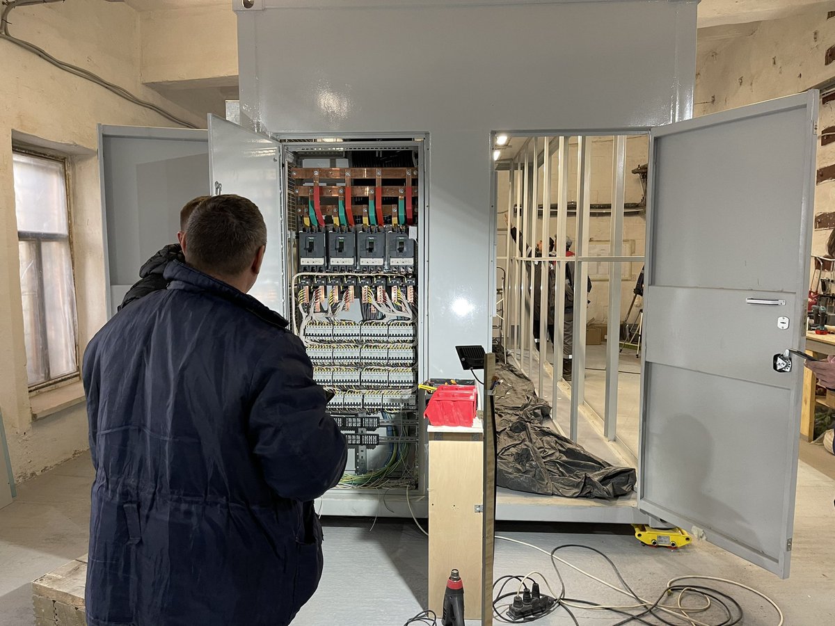 aiproenergy's tweet photo. Visiting BitTank electrical workshop. Two more electrical engineering teams to be added next month. 🚀💪⚡️⚡️⚡️#bittank #bitcoin #bitcoinmining #Container #energy #electrical #datacenters https://t.co/Iwo5kqNZZS