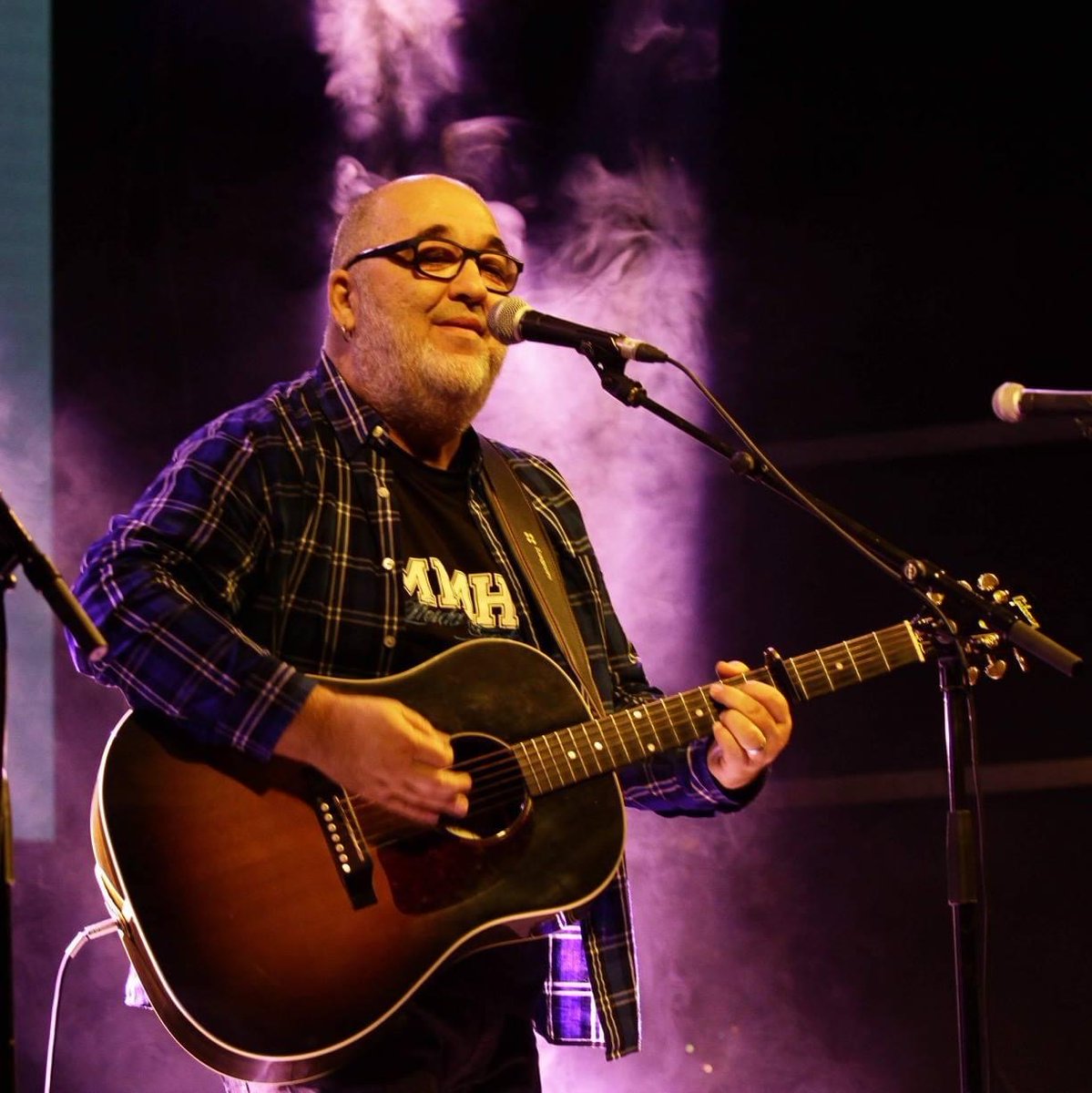 aquialoest's tweet photo. 🎶 @MrJones65 és el convidat d'#OnaJove amb @jovesegria

🎧 Recupera l'estoneta musical que hem passat amb ell: https://t.co/pMJAVtV2ol https://t.co/4pMkcGeBwu